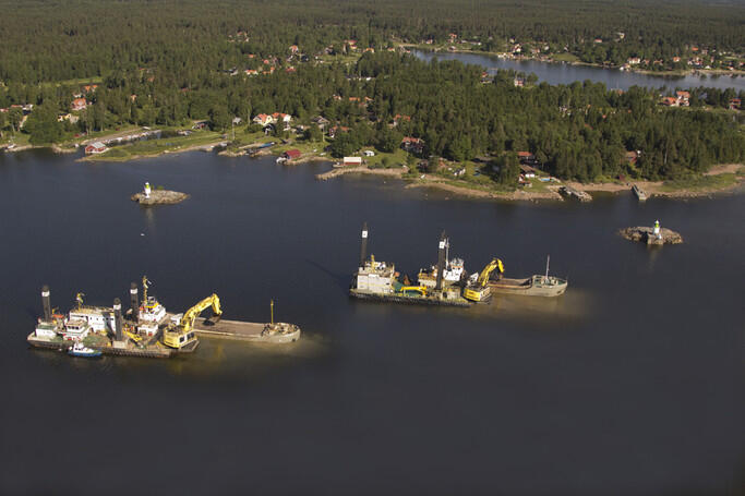 foto: Per-Erik Jäderberg motiv: Flygbild Mudderbåtar i hamn inloppet