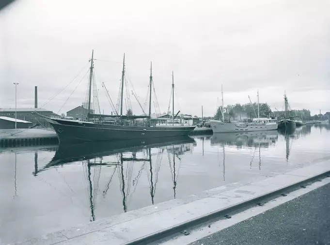 Ateljé J-Berg Gävle Fotograf Evert ”J-Berg” Jäderberg Motiv: Hamnen ca: 56?